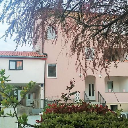 Apartments Kety Ровин Екстериор снимка