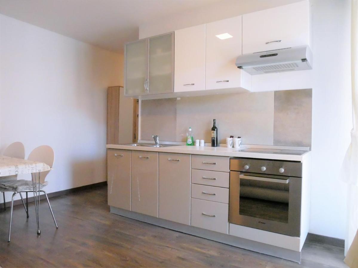 Apartments Kety Ровин Екстериор снимка