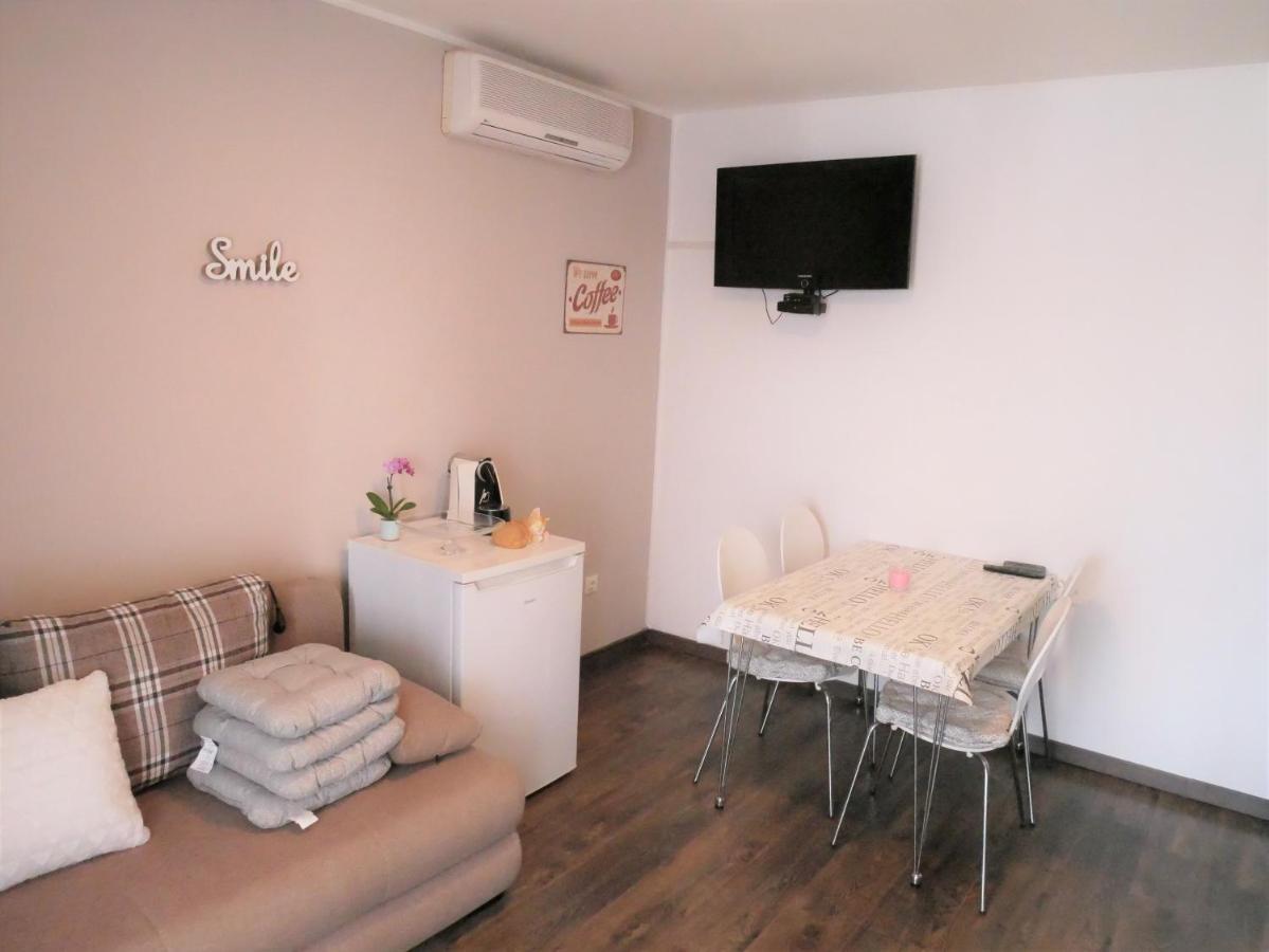 Apartments Kety Ровин Екстериор снимка