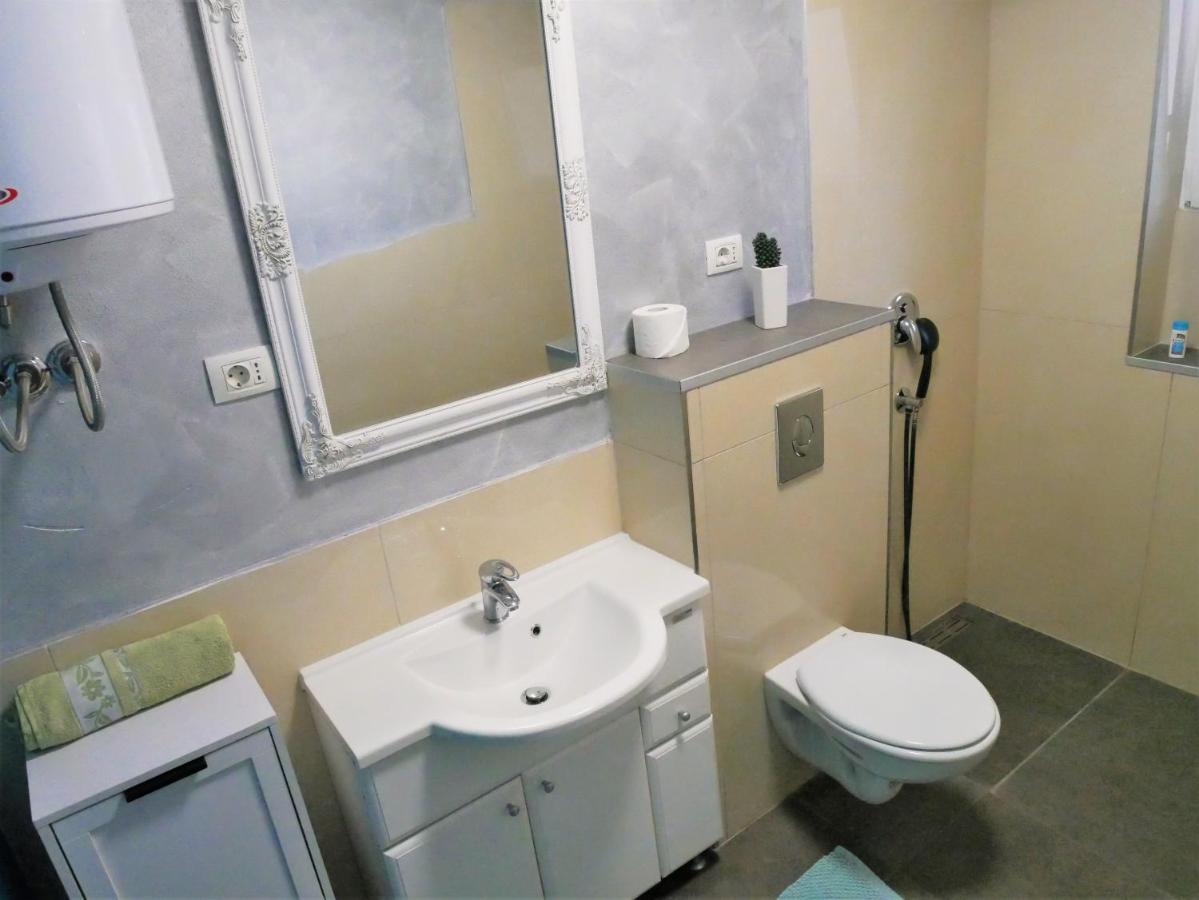 Apartments Kety Ровин Екстериор снимка
